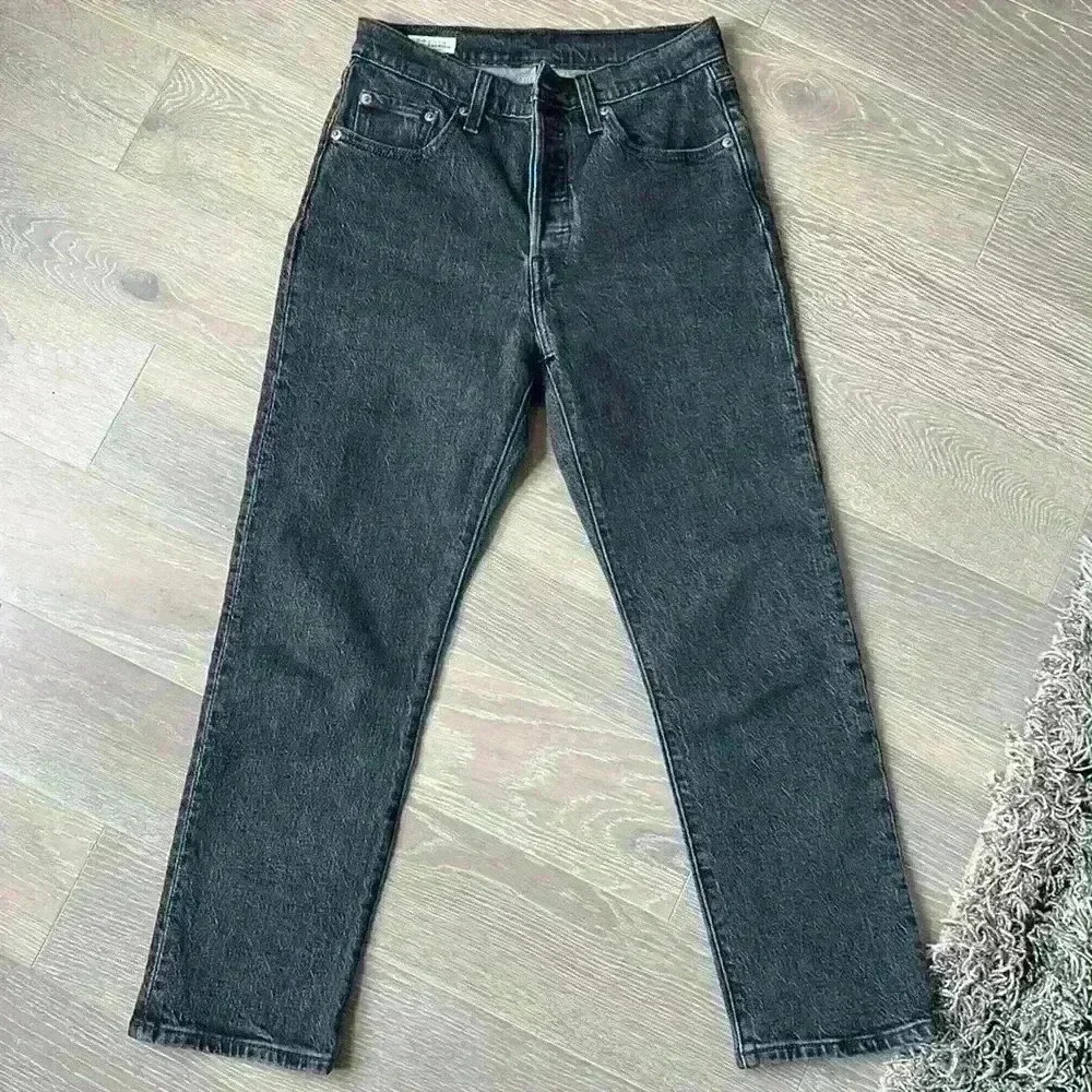 Levi’s 501 Original Cropped Women’s Jean - Picture 3 of 6